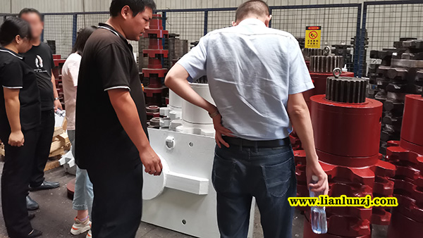 貴陽彭總開展刮板機配件業(yè)務(wù)，來我廠考察參觀！